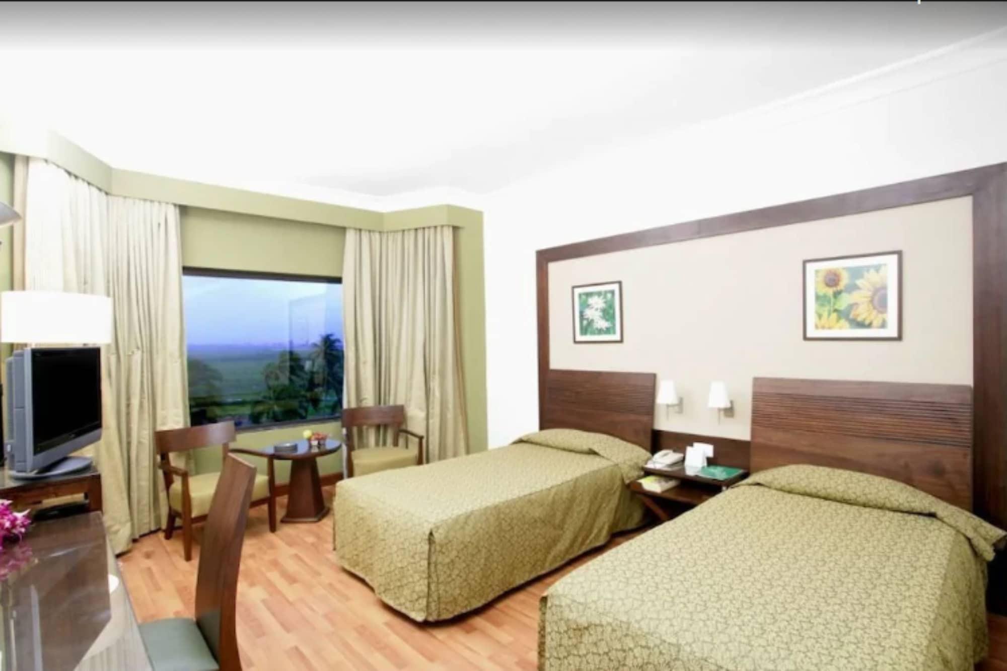 The Retreat Hotel & Convention Centre Мумбаї Номер фото