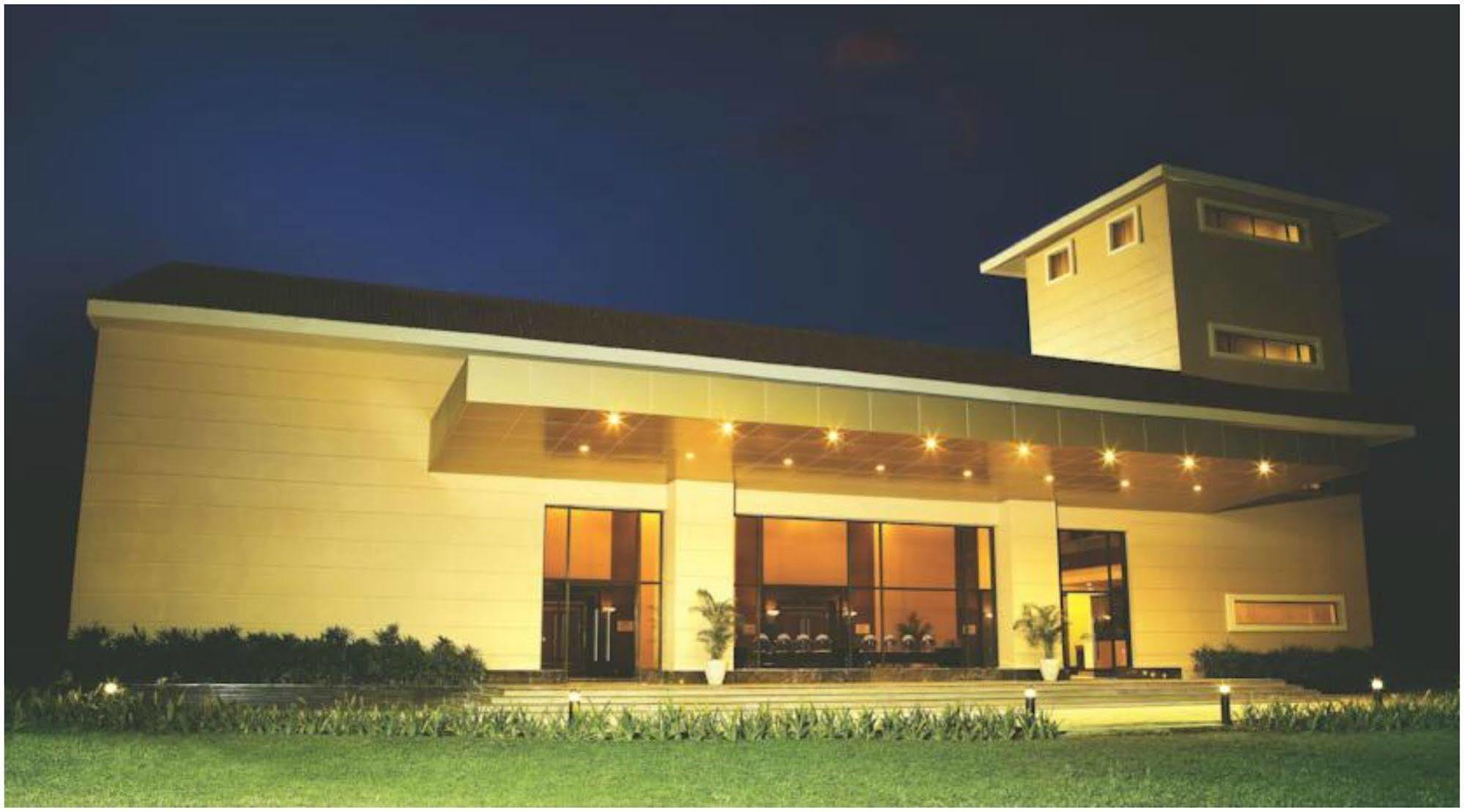 The Retreat Hotel & Convention Centre Мумбаї Екстер'єр фото
